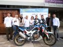 Fran Gómez Pallas y sus compañeros de equipo posando junto al alcalde de Carballo, Daniel Pérez, y al edil de Deportes, Daniel Barreiro