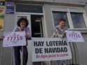 Claudia Canosa y su madre Carmen Castiñeira posan con el número premiado