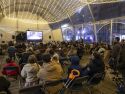 Sesión de cine en la plaza de Carballo