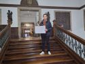 El alcalde de Fisterra con la invitación al Papa