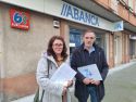 Representantes del partido nacionalista delante de la sucursal | cedida