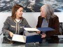 La conselleira do Mar, Marta Villaverde y la presidente de O Peirao, María Jesús González, firman el convenio | cedida