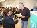 El alcalde de Zas, Manuel Muíño, entregando el diploma a una de las alumnas de la Universidade Sénior