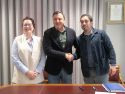 Formoso (c.) y Romar tras la firma del acuerdo para el proyecto 'As Cabeceiras do Xallas' de Santa Comba