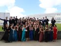 Este viernes los alumnos de 2º de Bachillerato del IES Agra de Leborís de A Laracha celebraron su acto de graduación luciendo sus mejores galas