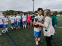 La concejala Raquel Fondo haciendo entrega de la Copa al capital del Ponteceso