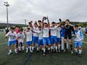 Los jugadores del Ponteceso alzando el trofeo