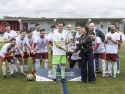 La representante de la RFGF Silvia Cancela entrega el trofeo de campeón a los jugadores del Atlético Carballo
