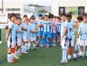 Los jugadores de los equipos finalistas disponiéndose a recoger sus trofeos