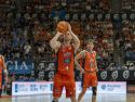 Jorgensen ejecuta un tiro libre en el Estudiantes-Básquet Coruña