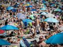 Las altas temperaturas llevaron a mucha gente a las playas para refrescarse