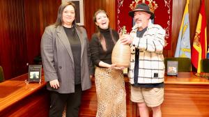 La ganadora del certamen, en el centro, durante la entrega del premio