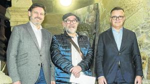 O secretario xeral da Emigración, Antonio Rodríguez Miranda; o fundador de Luar na Lubre, Bieito Romero; e o  conselleiro de Emprego, Comercio e Emigración,  José González, onte en Santiago de Compostela, na presentación da iniciativa 