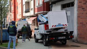Operativo de la Guardia Civil llevado a cabo este jueves en la calle Vázquez de Parga de Carballo
