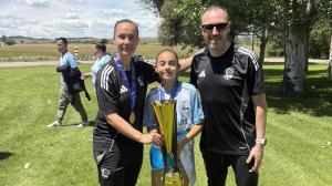 Marina posando con la copa de campeonas de España flanqueada por los enrtrenadores Ana Mouzo y Fran Toba