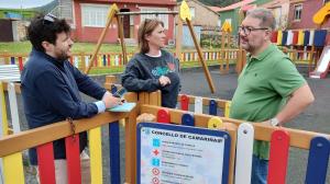El diputado Óscar Insua (d) en una visita al CEIP de Camelle