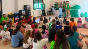 Charla de la asociación contra el cáncer a los niños del campamento de Coristanco