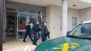 Uno de los detenidos, este viernes tras declarar en el juzgado de Carballo