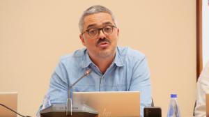 El diputado Daniel Pérez interviniendo en el Parlamento de Galicia