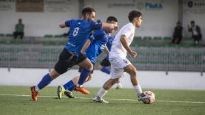 Una acción del Club do Mar-Cacheiras disputado ayer en el Municipal de A Laracha