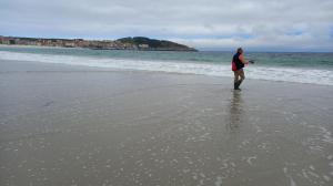 Un hombre pescando en la playa de Laxe