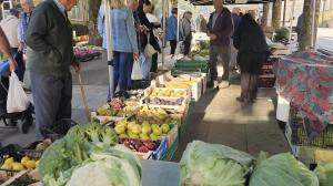 Uno de los puestos de verduras en la feria de Carballo este jueves