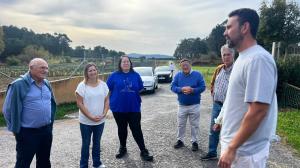 Cristina Capelán, segunda por la izquierda, con miembros de la entidad en su visita a Camariñas