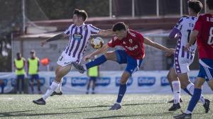El central Fito intenta cortar un balón obstaculizado por un rival en el partido ante el Valladolid Promesas  | Raúl López