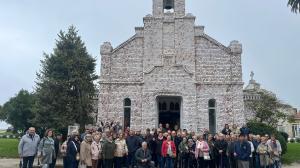 Los laracheses delante de la capilla de A Toxa, en O Grove
