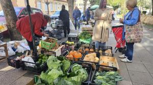 Uno de los puestos de verduras en la feira de Carballo