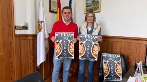 El alcalde de Ponteceso, José Manuel Mato, con el cartel de la Feira das Fabas