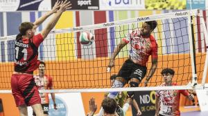 Una de las muchas acciones espectaculares que deparó el Volei Dumbría.CV Vigo