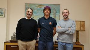 Brais Pensado con el alcalde y el concejal de Deportes de Carballo