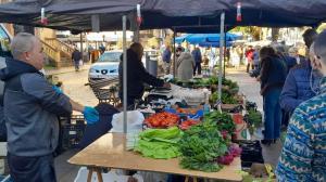 Un puesto en el mercado de Carballo este domingo