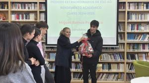 Miguel Ramos recibe un obsequio en el centro