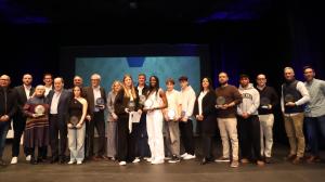 Foto de familia de los 50 candidatos nominados a los premios con las autoridades asistentes a la gala de entrega