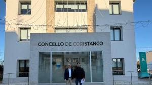 El alcalde de Coristanco y el nuevo agente posando ante la fachada del consistoio