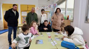 El conselleiro de Educación (c.) en su visita al colegio O Areal de Camariñas