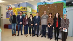 El conselleiro con los docentes en su visita al instituto de Baio