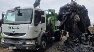 El servicio de recogida de plástico en una explotación de Mazaricos | cedida