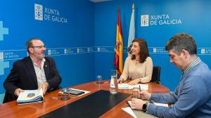 La conselleria de Medio Ambiente, Ángeles Vázquez, con el alcalde de Malpica, Eduardo Parga en la reunión | cedida