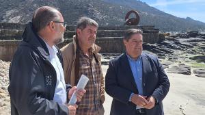 El subdelegado estuvo acompañado por el regidor de Dumbría, Raúl González (c.)