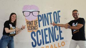 La cafetería del Pazo da Cultura se llenó en la segunda jornada del Pint of Science para las charlas del pediatra Alejandro Ávila y la biotecnóloga, Alba Vilariño