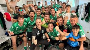 Los jugadores del Xallas, celebrando en el vestuario