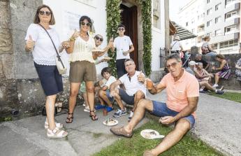 El barrio carballés de A Milagrosa celebró este sábado una concurrida sardiñada incluida en el programa de las fiestas