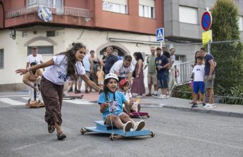 La baixada de carros de bola y la elaboración de las alfombras florales centran la atención de la tarde de fiestas en A Milagrosa