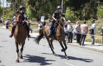 La parroquia cercedense de A Silva celebró este domingo el día grande de su Feira das Nenas, con una jornada prácticamente veraniega y con muchos visitantes