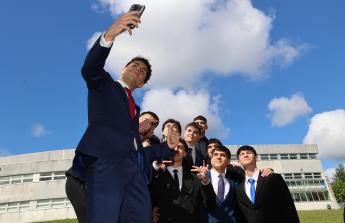Este viernes los alumnos de 2º de Bachillerato del IES Agra de Leborís de A Laracha celebraron su acto de graduación luciendo sus mejores galas
