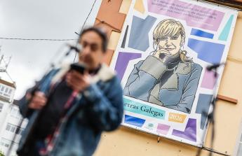 A rúa Coruña de Carballo colleu o acto 'Pegadas de Muller' para celebrar o Día das Letras Galegas