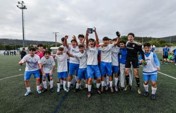 Los jugadores del Ponteceso alzando el trofeo